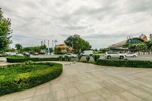 Apartemen Deluks, balkon, pemandangan kota | 1 kamar tidur, kedap suara, dan setrika/meja setrika