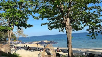 Privat strand, vit sandstrand och transport till/från stranden