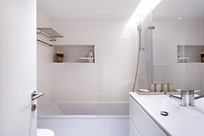 Shower, hair dryer, towels - Contemporary, with patio and pool (Cabanas de tavira)