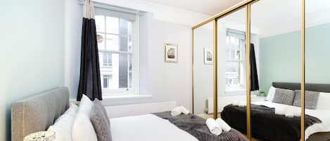 2 habitaciones, tabla de planchar con plancha, wifi y ropa de cama