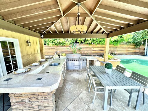 Family Retreat - game room & basketball court in La Mesa