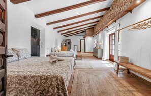 7 habitaciones, tabla de planchar con plancha y cuna de viaje 
