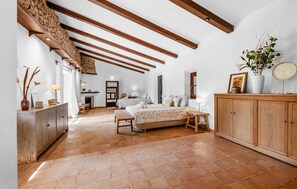 7 habitaciones, tabla de planchar con plancha y cuna de viaje