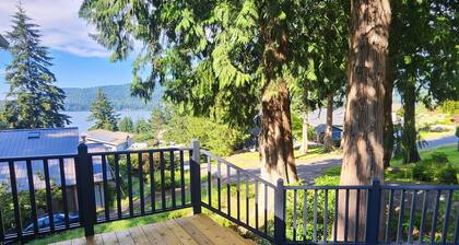 Family-friendly Lakeview home w/ NFL ticket