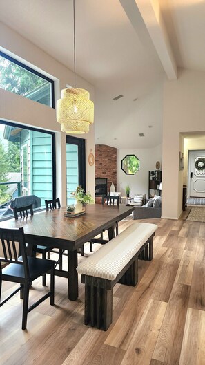 Dining - Cozy Lakeview Sunsets & Cinema (Bellingham)