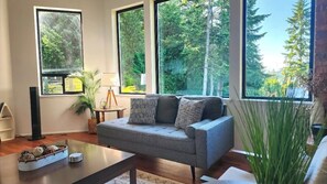 Smart TV, fireplace, table football - Cozy Lakeview Sunsets & Cinema (Bellingham)