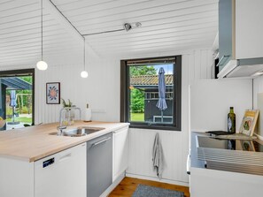 Kühlschrank, Mikrowelle, Geschirrspüler, Kochgeschirr/Geschirr/Besteck