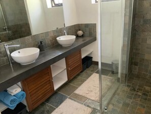 Dusche, Haartrockner, Handtücher, Toilettenpapier