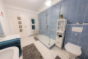 淋浴设施、吹风机、毛巾、肥皂