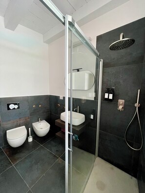 تجهيزات دش، مجففات شعر، مراحيض شطف، مناشف