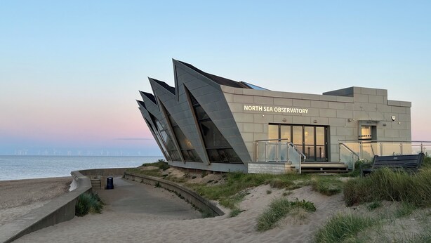 Das Nordsee-Observatorium mit modernem Design, nahe am Strand und mit Blick aufs Meer.