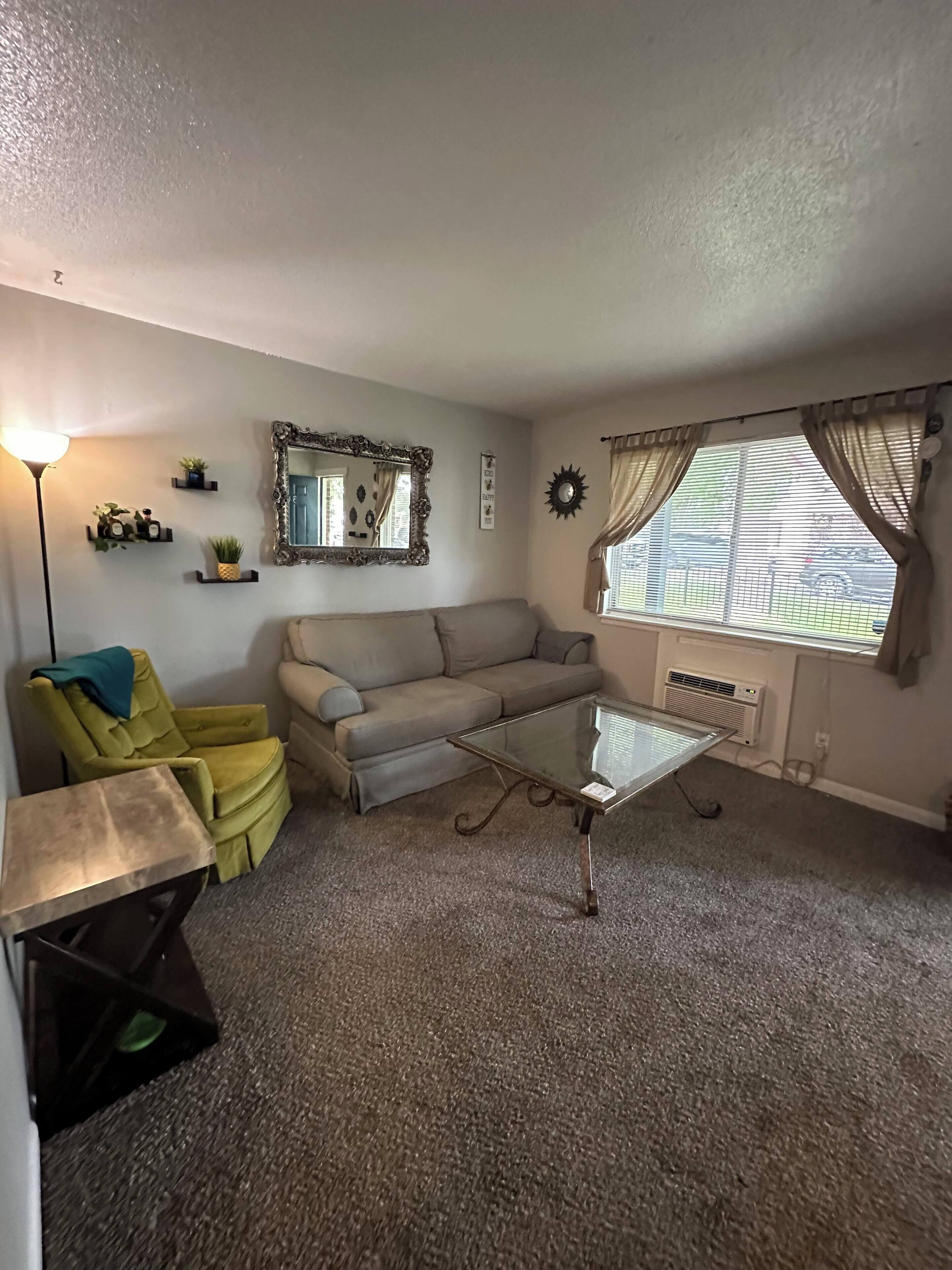 Charming One Bedroom KCK Apartment - Cold AC - WiFi - Clean & Affordable!