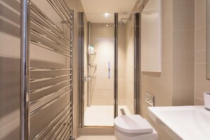 Een douche, een haardroger, handdoeken, zeep