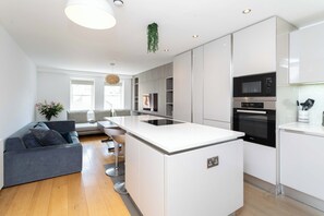 Kylskåp, mikrovågsugn, ugn och spishäll