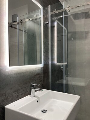 Dusche, Haartrockner, Bidet, Handtücher