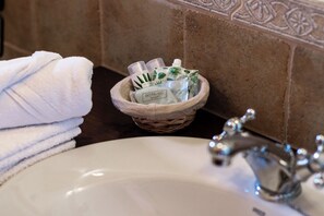 Douche, serviettes fournies, savon, shampoing