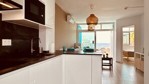 Køleskab, mikrobølgeovn, opvaskemaskine, kaffe-/temaskine