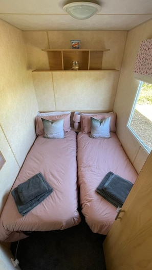 Cabin | 3 bedrooms, free WiFi, bed sheets - Quiet Equestrian Retreat - Sleeps 4 (Mablethorpe)
