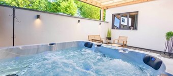 Vacation home with jacuzzi