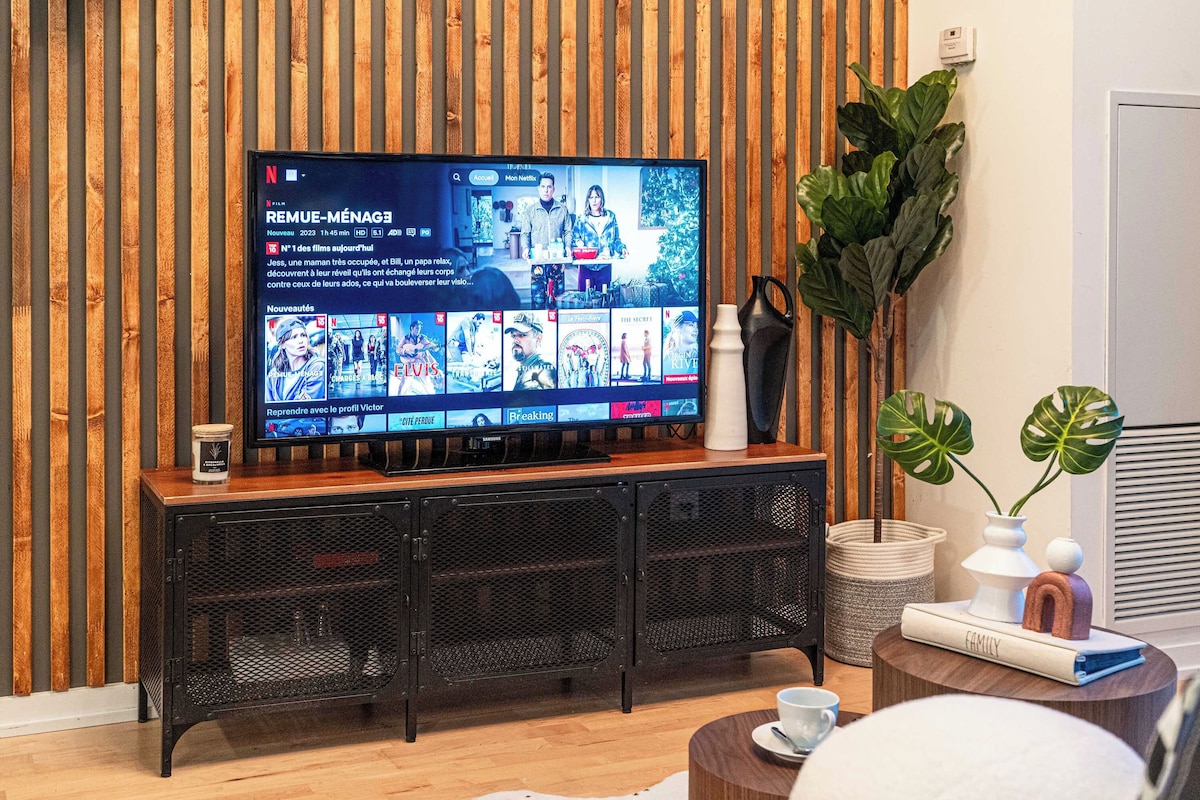A television displaying a Netflix interface with a show titled "REMUE-MENAGUE."