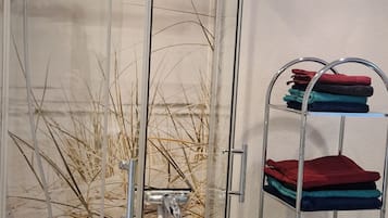 Dusche, Haartrockner, Handtücher, Seife
