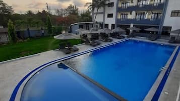 Exercise/lap pool