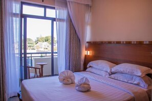 Suite | In-room safe, desk, laptop workspace, iron/ironing board