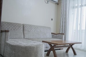 In-room safe, desk, laptop workspace, iron/ironing board - Hotel Comster Mtwapa (Mtwapa)