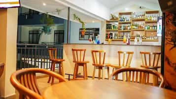 2 bars/lounges