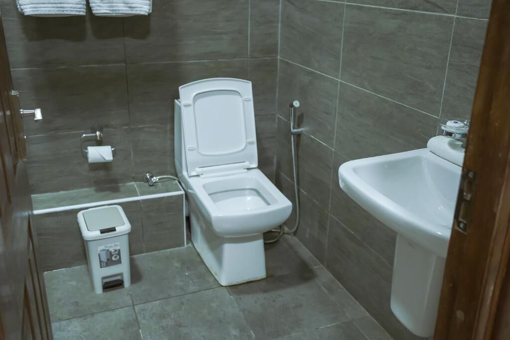 Un bany amb vàter, bidet, rentapel orelles i un petit cendrer.