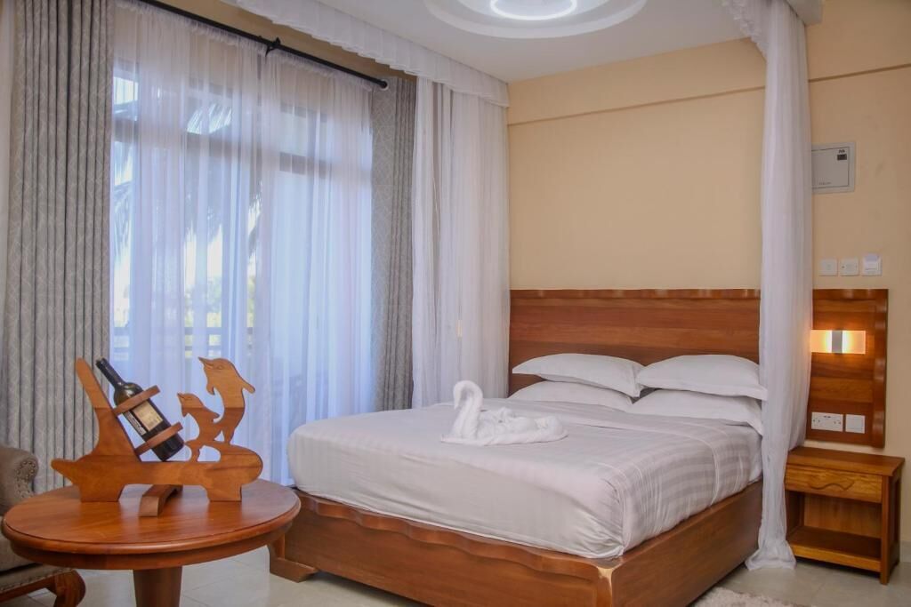 Comfort-Vierbettzimmer | Zimmersafe, Schreibtisch, laptopgeeigneter Arbeitsplatz