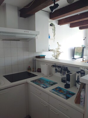 Fridge, microwave, oven, stovetop - Quiet, small garden, 5-minute bike ride to beaches, historic center, Hérault river (Agde)