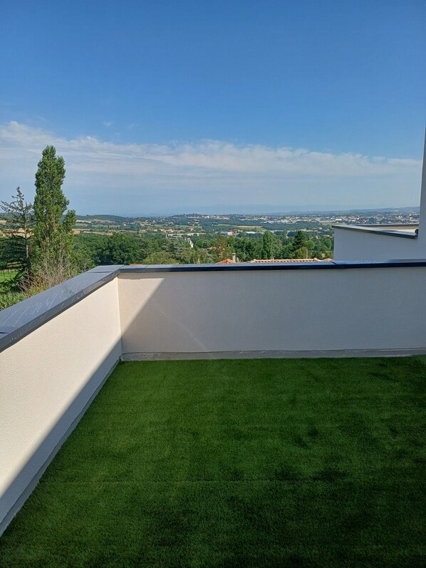 A balcony with a view of a green lawn and distant landscape. - Gîte & Spa l'ancienne vigne with a private pool in Ardèche (Saint-Clair)