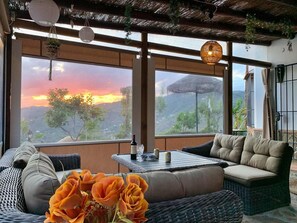 Villa | Living area | Fireplace - Sayalonga Villa Retreat With 7 Bedrooms (Sayalonga)