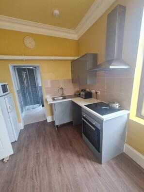Microwave, oven, stovetop - Self catering apartment close to Beach (Burnham-on-Sea)