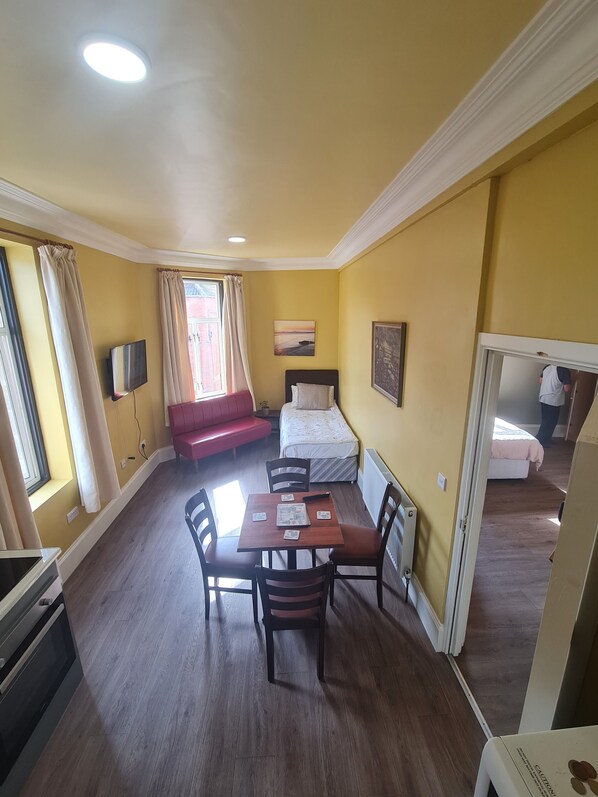 1 bedroom, WiFi, bed sheets - Self catering apartment close to Beach (Burnham-on-Sea)