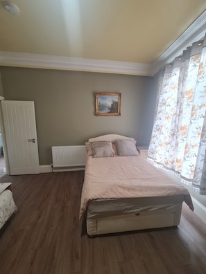 1 bedroom, WiFi, bed sheets - Self catering apartment close to Beach (Burnham-on-Sea)