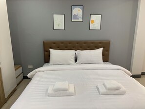 Escritorio, espacio para trabajar con laptop y wifi gratis 