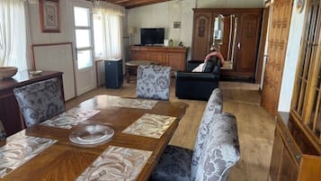 Family Cottage, Ocean View | Ruang tamu | TV Pintar