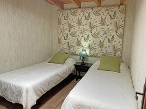 Traditional Cottage | Egyptian cotton sheets, premium bedding, down comforters