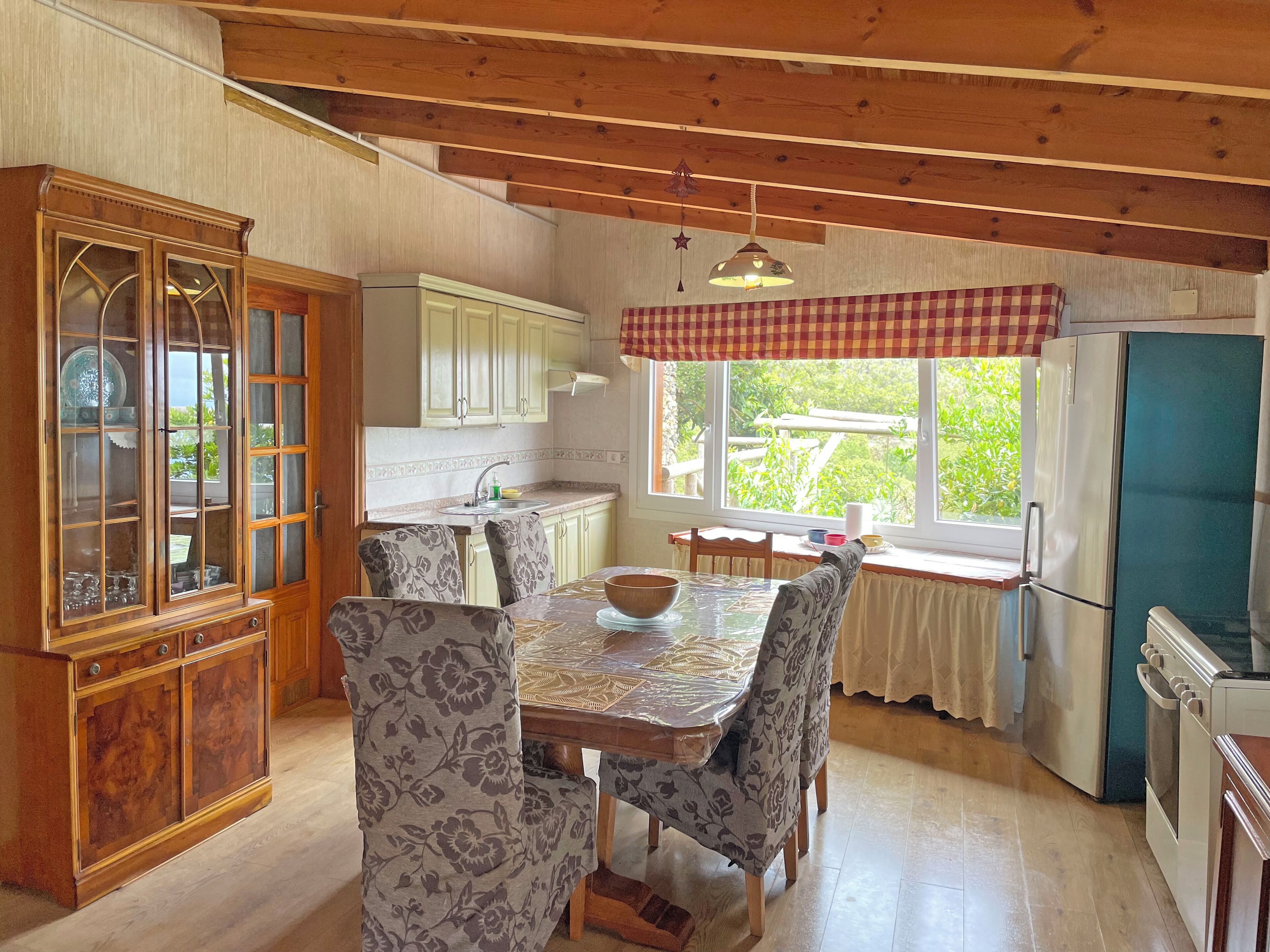 Casa de campo familiar, vista al océano | Cocina privada | Refrigerador con congelador, parrilla de estufa y cafetera y tetera 