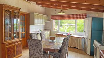 Casa de campo familiar, vista al océano | Cocina privada | Refrigerador con congelador, parrilla de estufa y cafetera y tetera