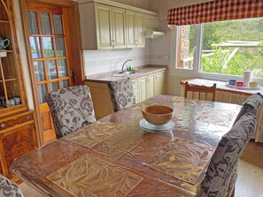 Casa de campo família, vista para o oceano | Sala de jantar