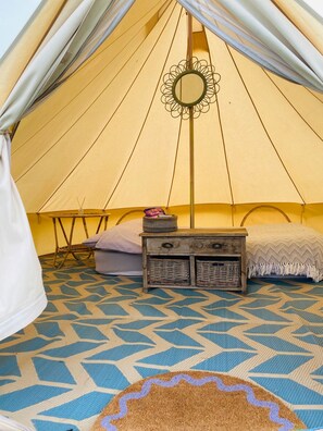 1 bedroom, bed sheets