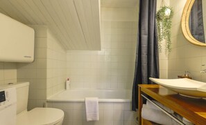Kostenlose Toilettenartikel, Haartrockner, Handtücher