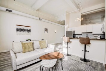 CozySuites - 2BR with Direct Skybridge Access