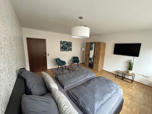 3 quartos, ferros/tábuas de passar roupa, berço de viagem, roupa de cama