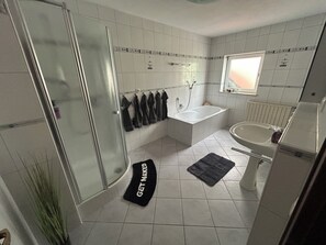 Dusche, kostenlose Toilettenartikel, Haartrockner, Handtücher