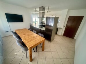 Geladeira, fogão, cooktop, lava-louças