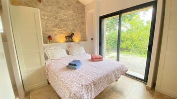 1 sovrum, strykjärn/strykbräda och sängkläder